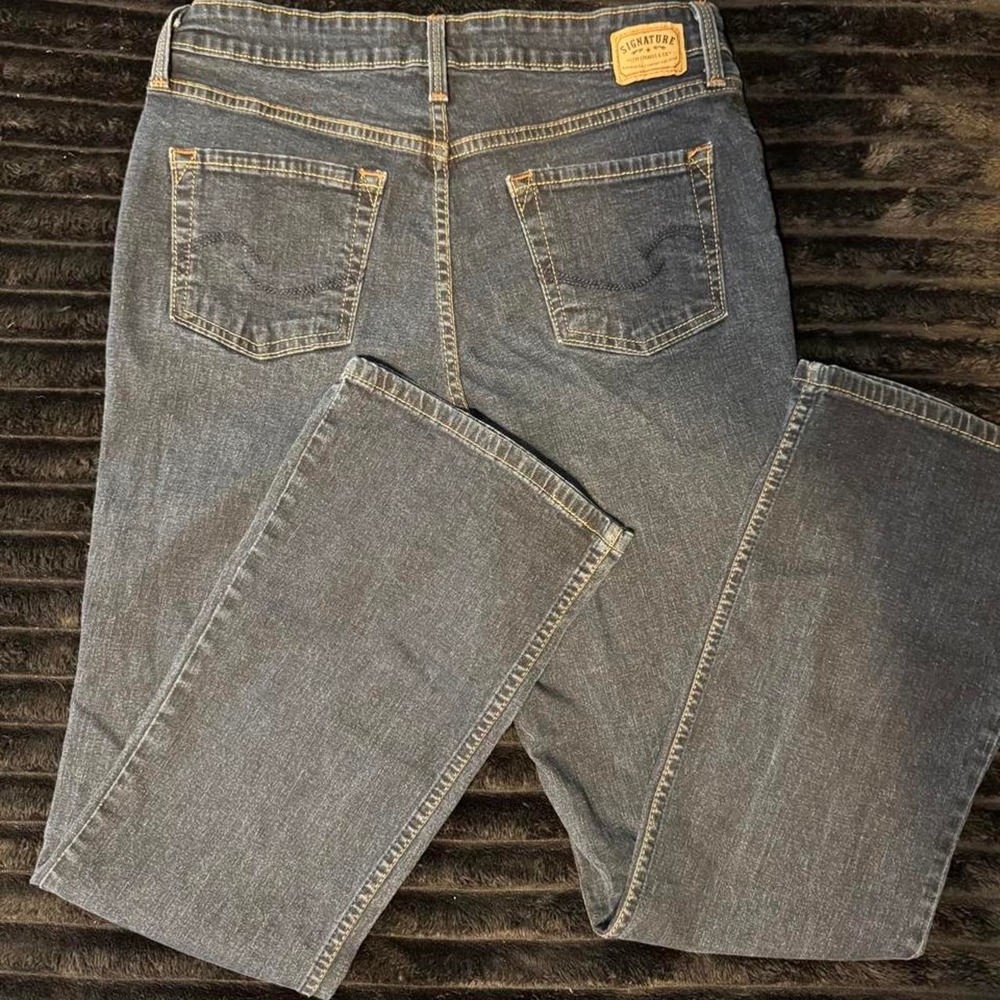 Low rise bootcut Levi's jeans in blue navy, size 12M